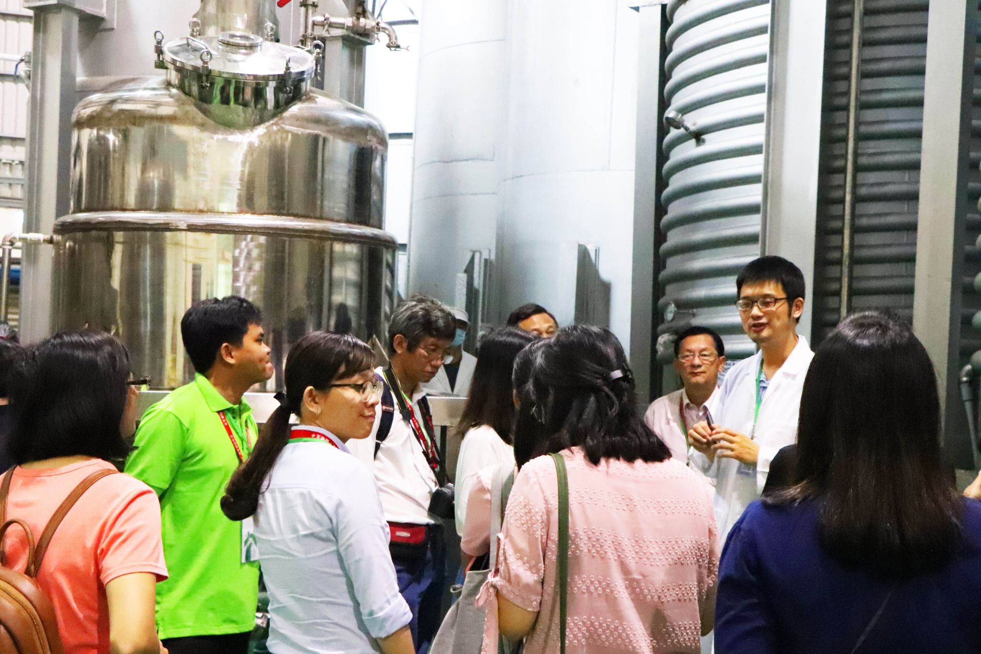 越南醫院管理及護理人員聽取丘錦朋博士講解帶皮發酵原理