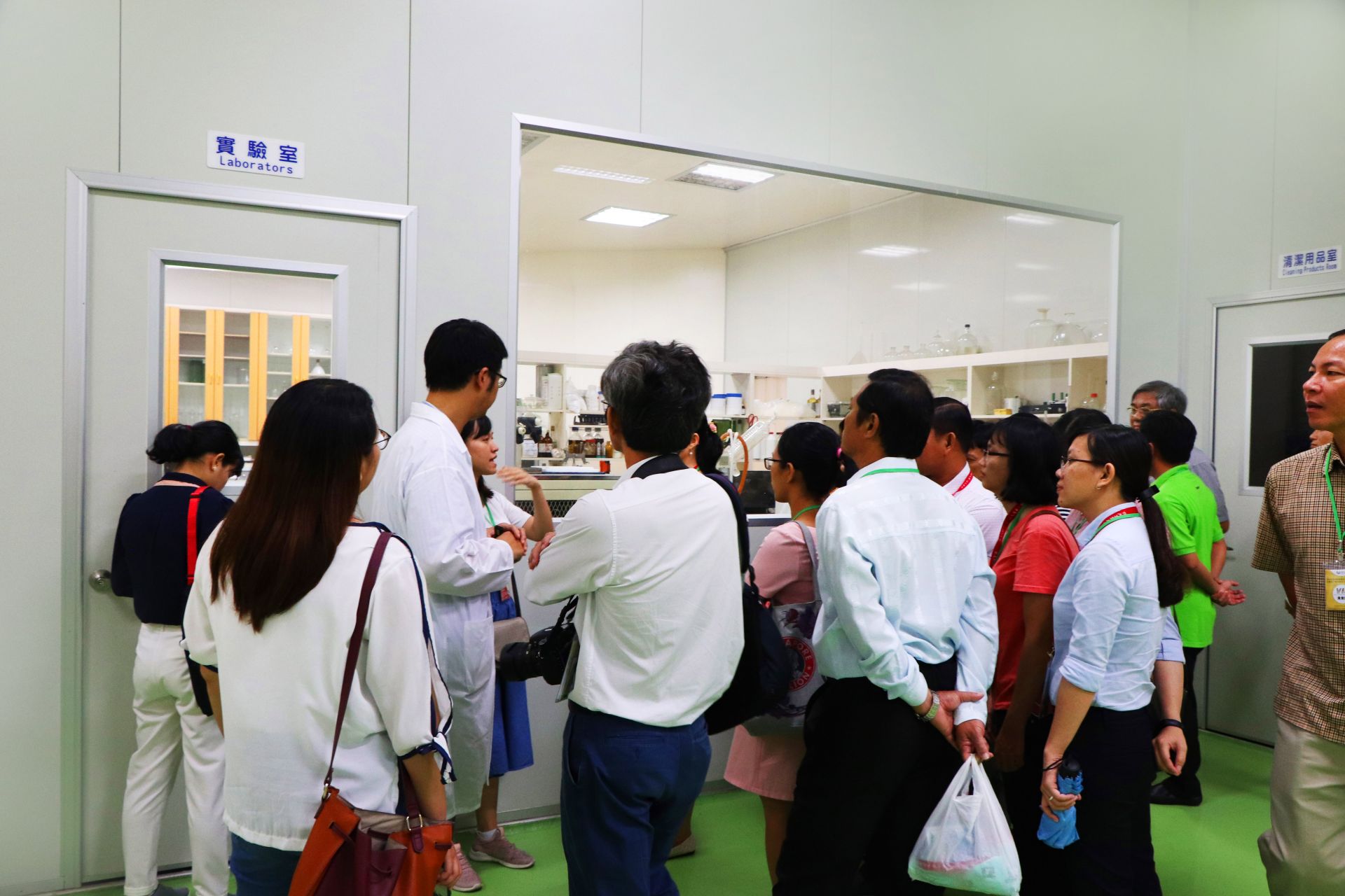 越南醫院管理及護理人員聽取丘錦朋博士說明如何進行酵素樣品自主安全檢驗