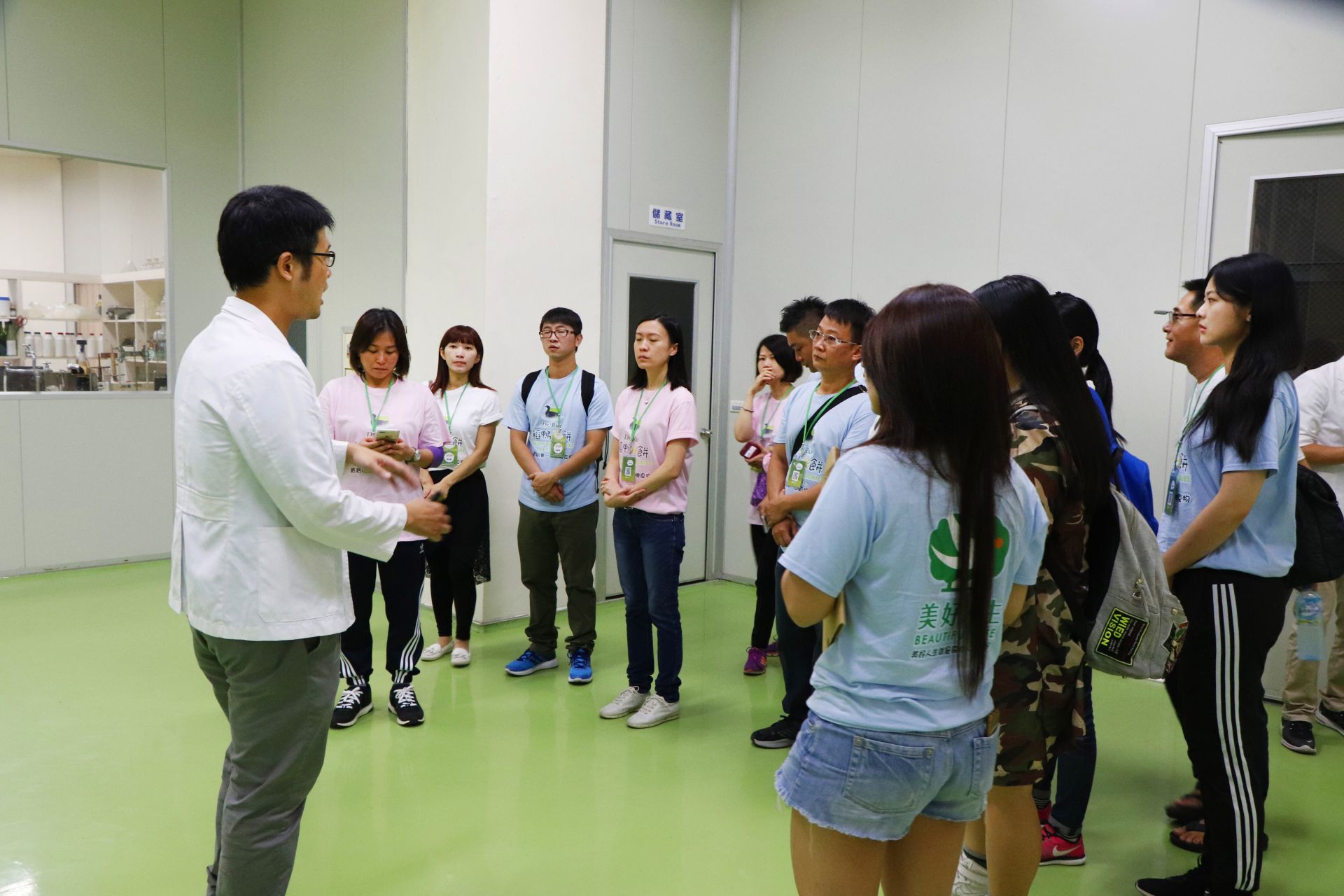 丘錦朋博士向海力捷美好人生團隊說明酵素參訪注意事項