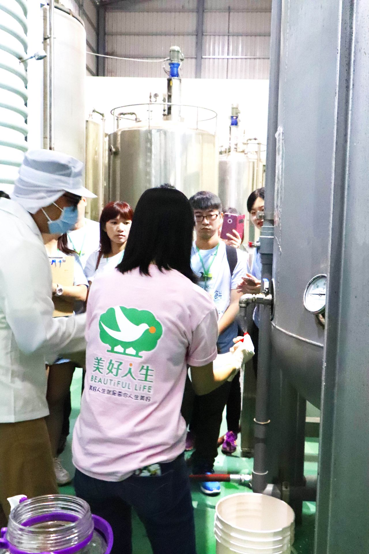 宇洋生醫酵素廠人員示範取樣前的消毒動作2