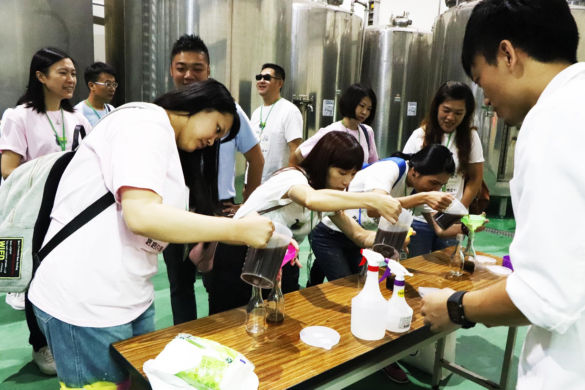 海力捷美好人生團隊將取樣的宇洋酵素原液分裝到潔淨瓶