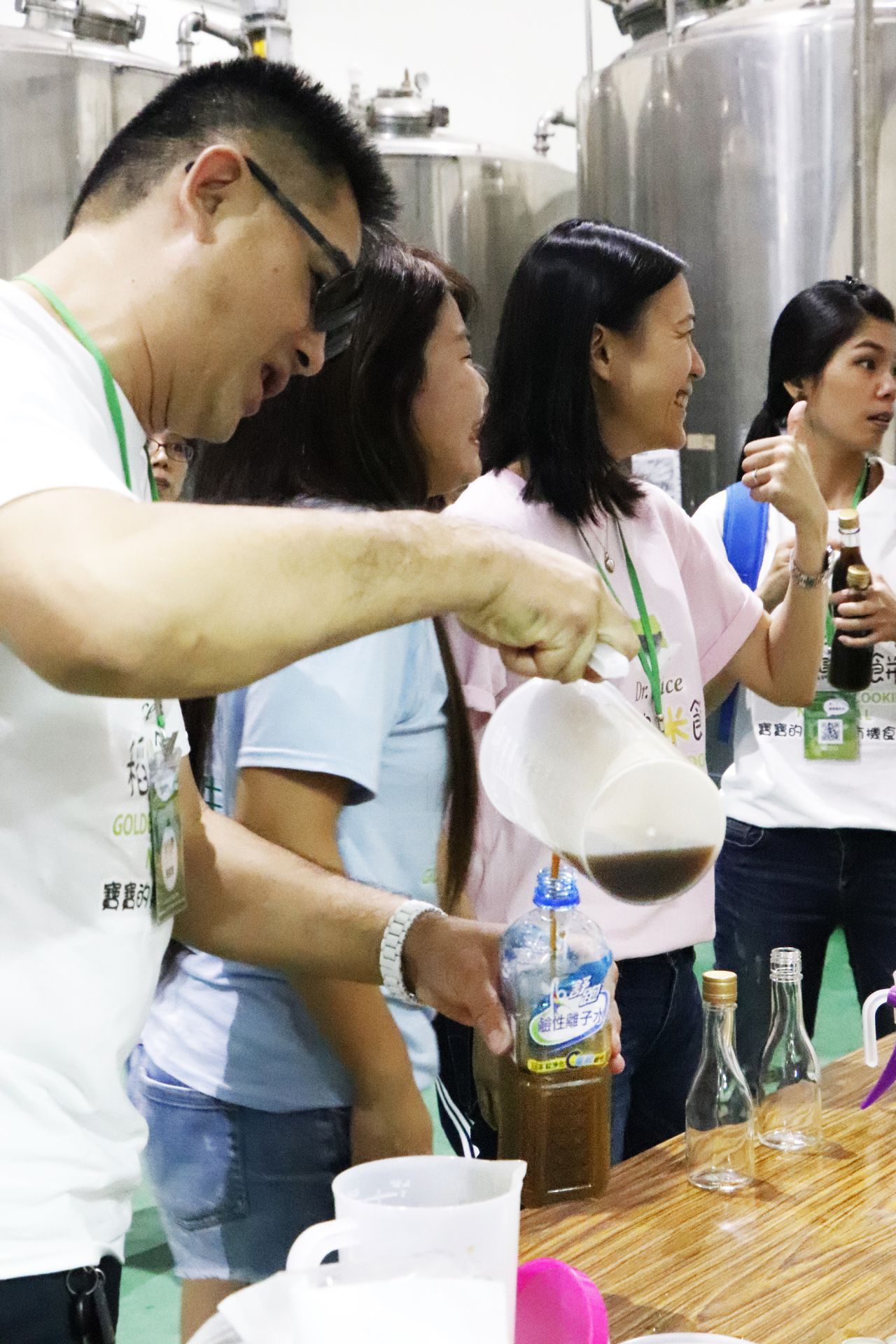 團員忍不住現場裝到寶特瓶享用
