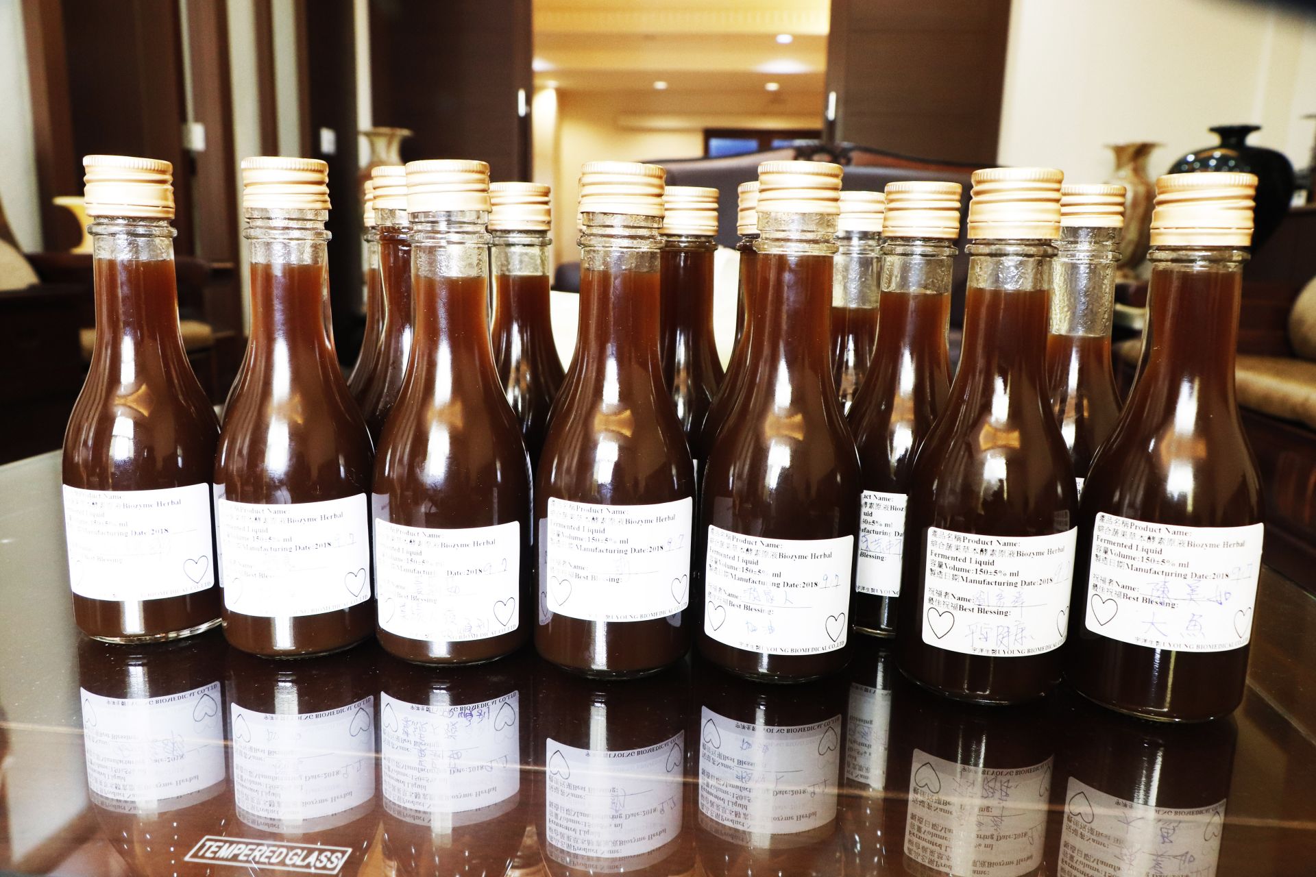 團員們寫下祝福的話將宇洋酵素分送親友