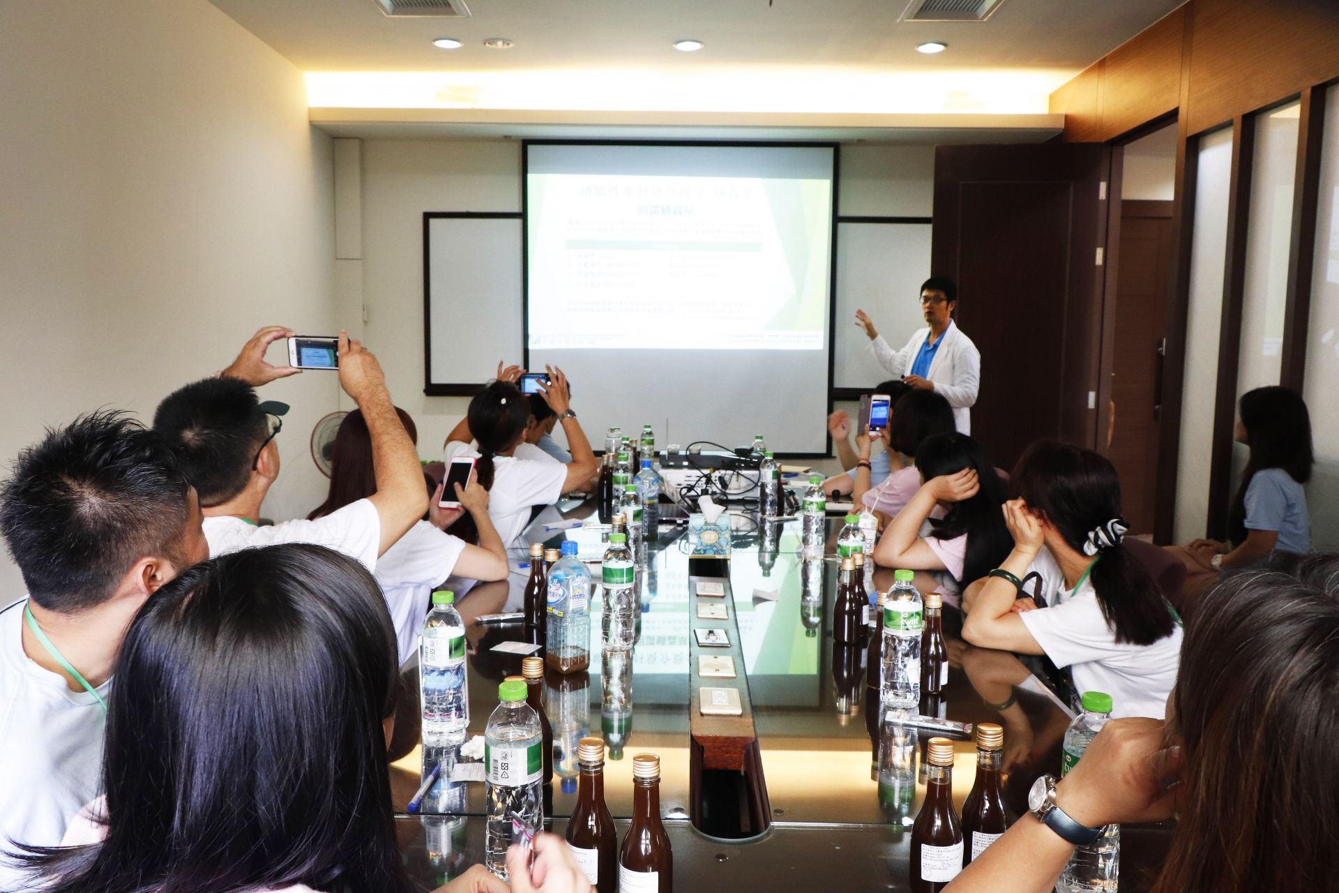 海力捷美好人生團隊聽取丘錦朋博士簡報帶皮發酵好處