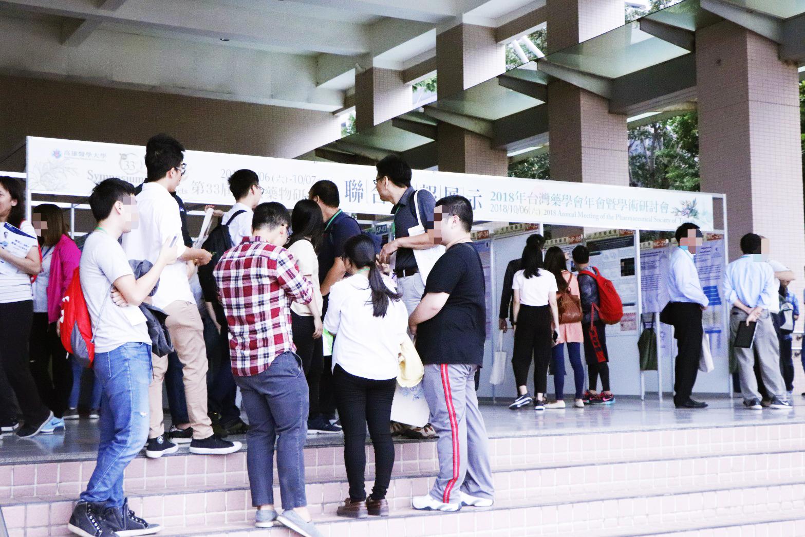 參展之各單位教授學者及博碩士於聯合壁報展示區交流