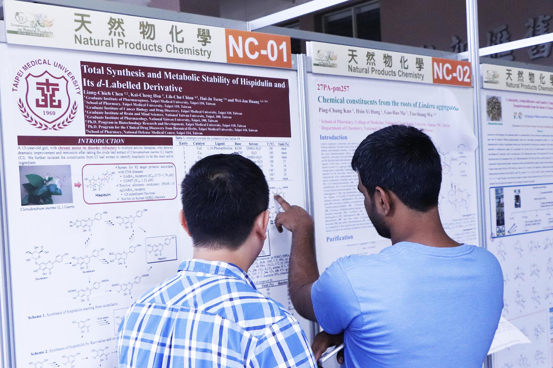 外國學者於壁報前討論壁報內容