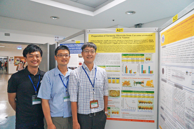 宇洋生醫代表丘錦朋博士、黃建誠行銷總監與第一作者許育銘博士合影