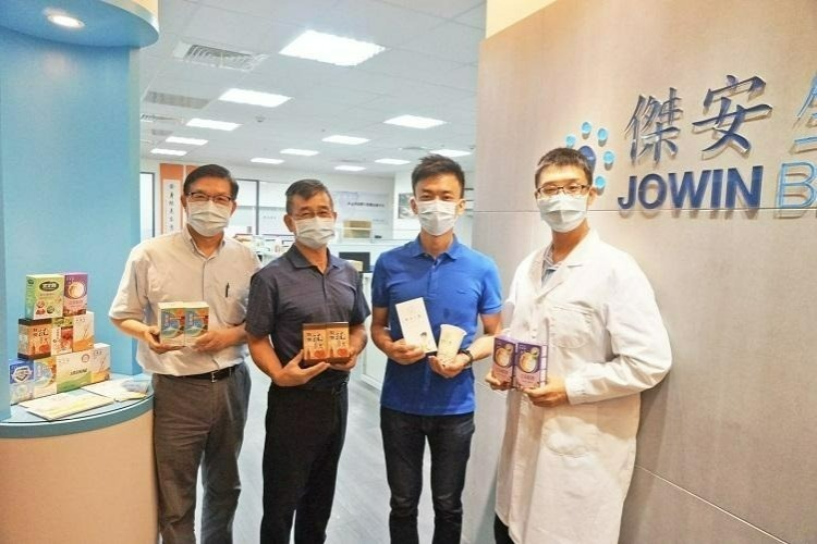 宇洋生醫後疫情時代專屬保健新品整合開發。圖左起為傑安生技總經理蔣文欽博士、甘泉生技總經理張閎積、宇洋生醫行銷總監黃建誠、丘錦朋博士。圖／宇洋生醫提供